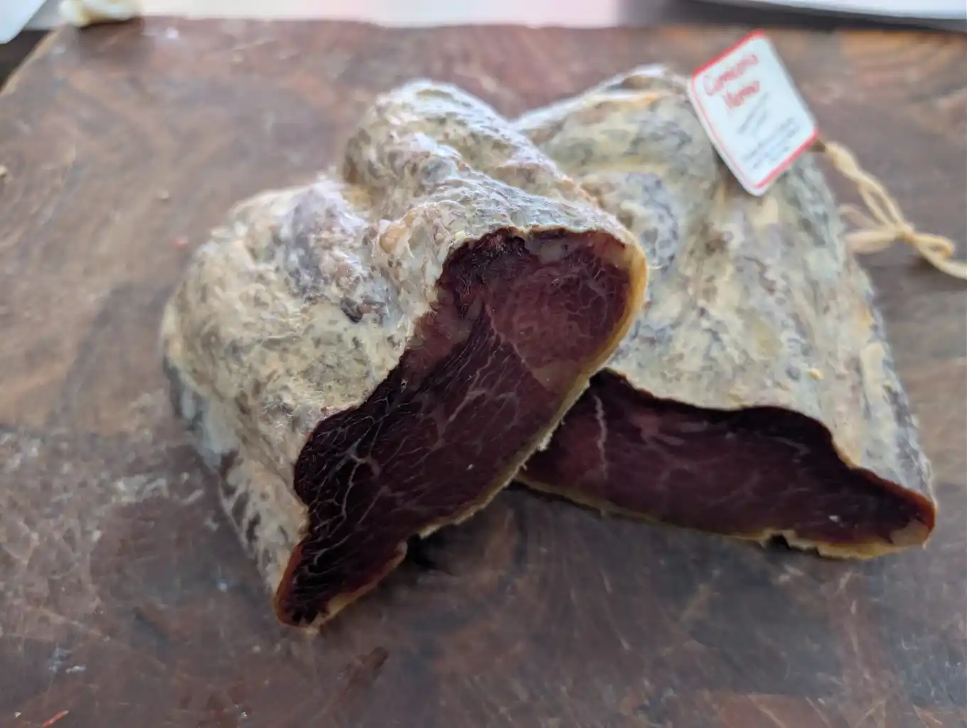 Tabla de cecina con productos de la despensa
